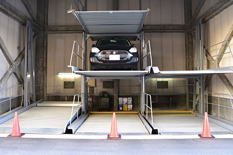 ピット二段式駐車場に駐車している車