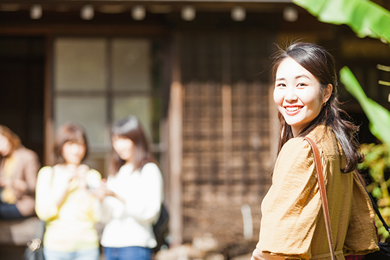 古民家と賃貸を検討する女性