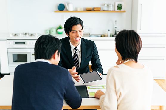 不動産会社と契約している場面