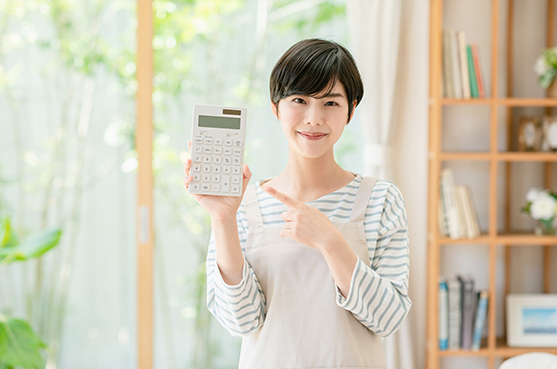 電卓を持っている女性